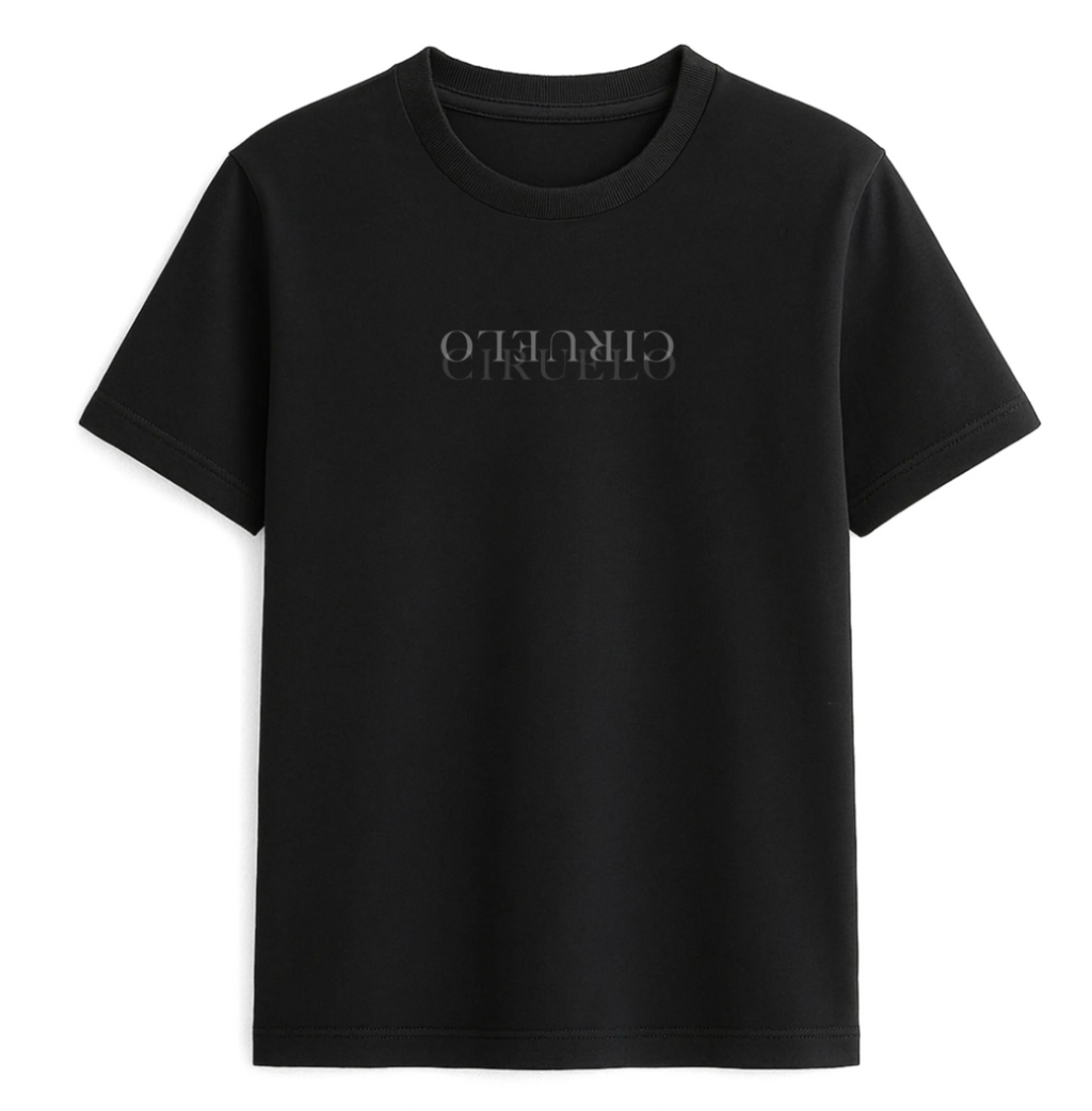 Camiseta negra con estampado gráfico multicolor