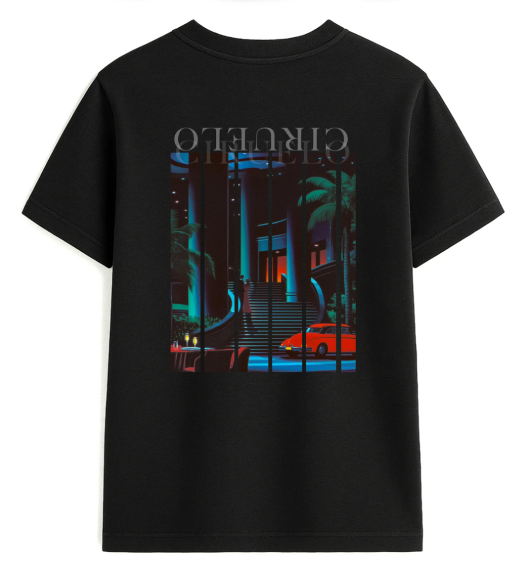 Camiseta negra con detalle tipográfico discreto